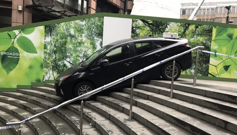 Происшествия: В центре Лондона мужчина попытался спуститься по лестнице на машине
