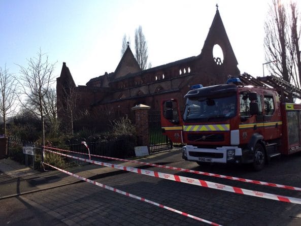 Происшествия: В Салфорде, пожар полностью уничтожил историческую церковь