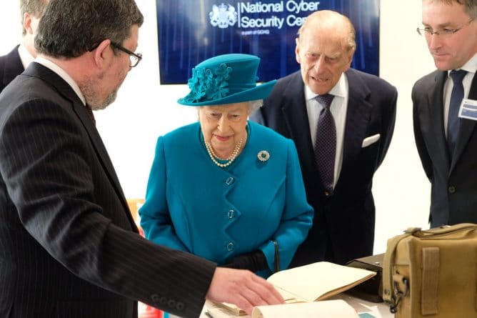 Закон и право: Королева посетила центр по борьбе с киберпреступностью