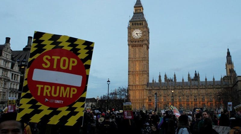 Тысячи людей присоединились к протесту против государственного визита Дональда Трампа 21022017 Общество: Тысячи людей присоединились к протесту против государственного визита Дональда Трампа