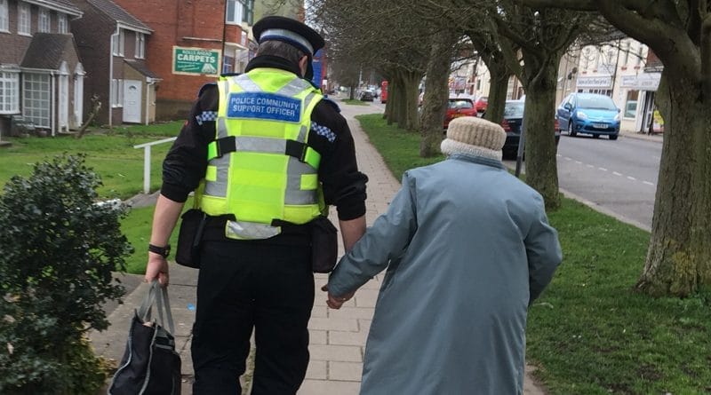 Полицейский помог заблудившейся леди добраться домой 23022017 Общество: Полицейский помог заблудившейся леди добраться домой