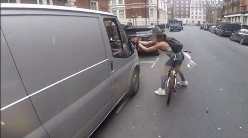 В центре Лондона велосипедистка отомстила водителю фургона за приставания 23022017 Общество: В центре Лондона велосипедистка отомстила водителю фургона за приставания