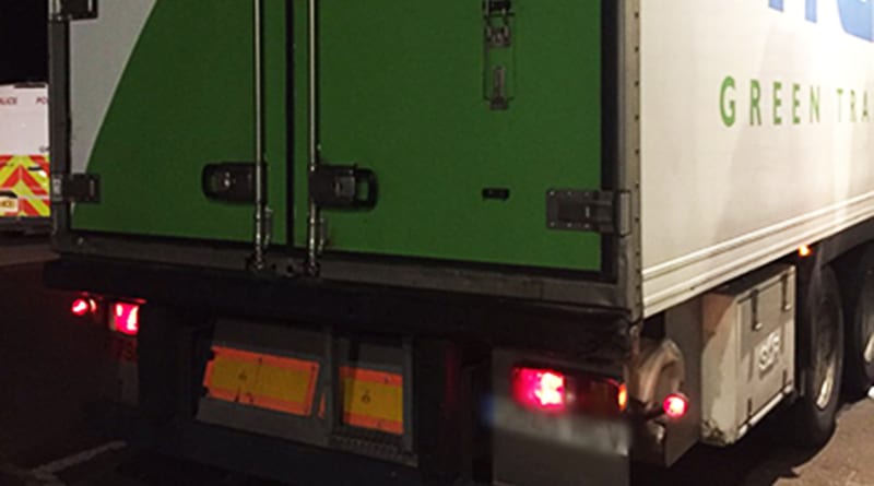 Общество: В Лондоне обнаружили мигрантов, спрятавшихся в грузовике с фруктами