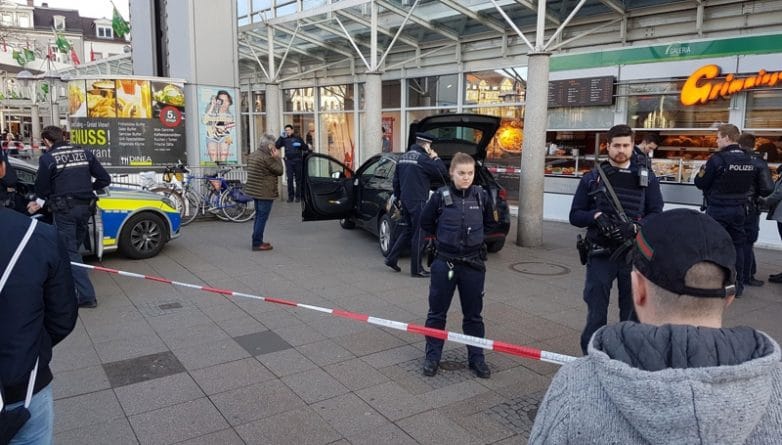 Происшествия: В Германии мужчина на автомобиле выехал на пешеходную зону: несколько человек ранено