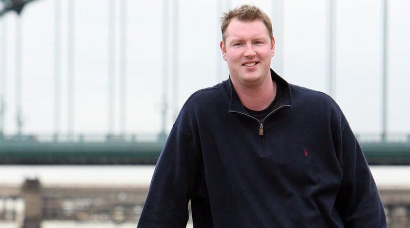 Знаменитости: Умер Нил Финглтон, самый высокий человек в Британии