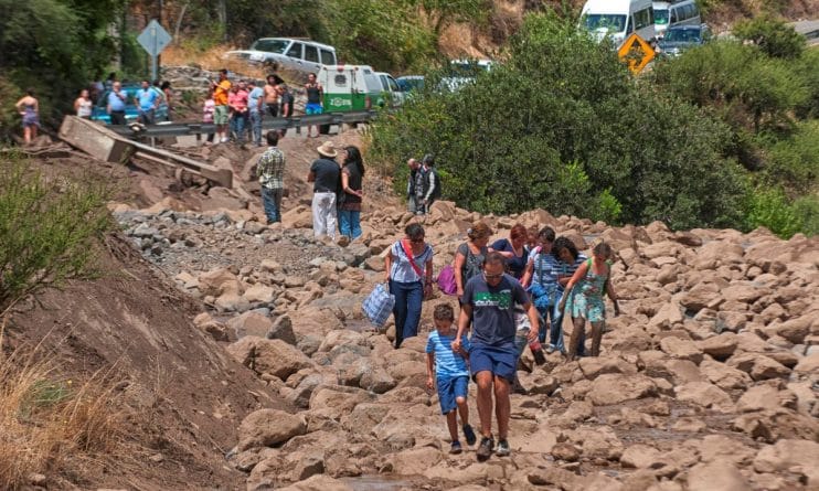 В мире: Миллионы жителей Сантьяго остались без воды и крова после серии опустошительных оползней в Чили