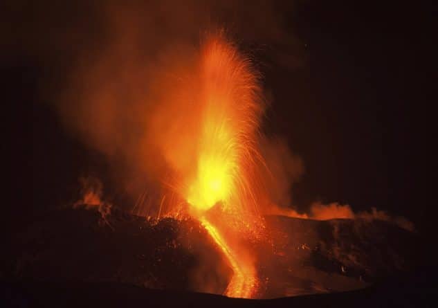 В мире: На острове Сицилия началось извержение вулкана Этна