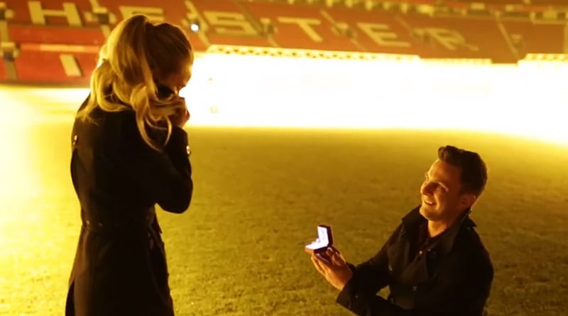 Общество: «Манчестер Юнайтед» помог своему фанату сделать предложение девушке