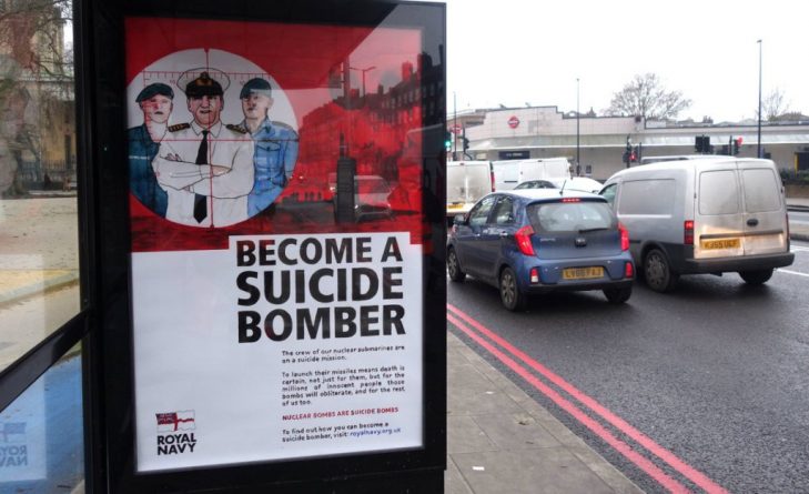 Общество: В Лондоне появились плакаты "Стань бомбометателем-смертником"