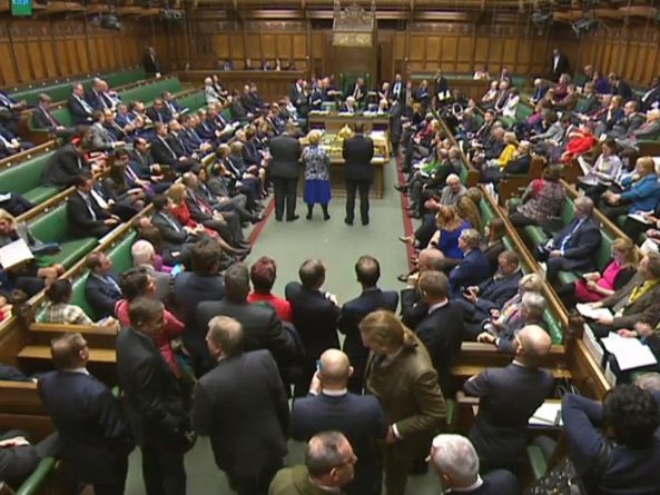 Политика: Члены шотландской национальной партии пели гимн ЕС в парламенте