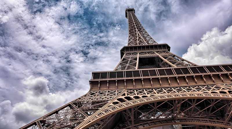 В мире: Эйфелеву башню окружит пуленепробиваемая стеклянная стена