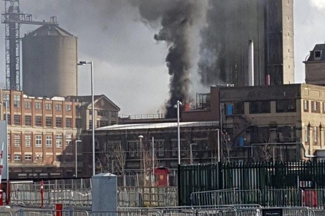 Происшествия: В юго-восточной части Лондона загорелся нефтеперерабатывающий завод