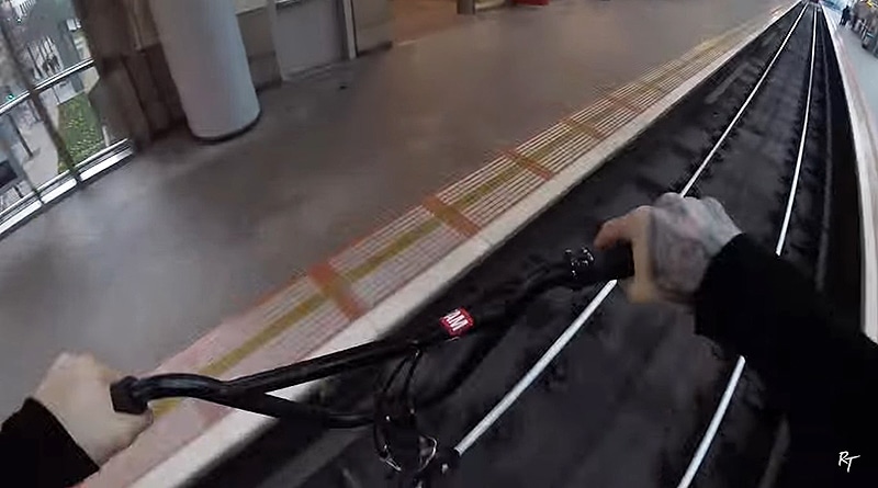 Общество: Видео-блогер совершил опасный трюк в лондонском метро