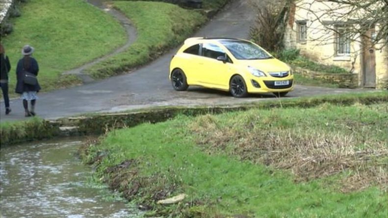 Происшествия: Желтая машина, которая мешала туристам, подверглась вандализму