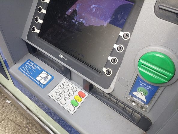 Общество: Лондонская полиция предупреждает о новом виде мошенничества с банкоматами
