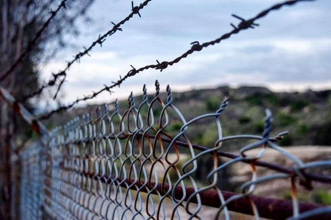 В мире: Венгрия будет содержать иммигрантов в приграничных лагерях