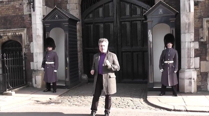 Тот момент, когда твой танец не нравится всем: гвардеец наорал на мужчину в St James's Palace 25032017 Юмор: Тот момент, когда твой танец не нравится всем: гвардеец наорал на мужчину в St James's Palace