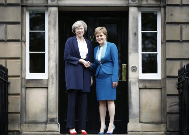 Политика: Тереза Мэй обещает Шотландии "расширенные полномочия" после Brexit
