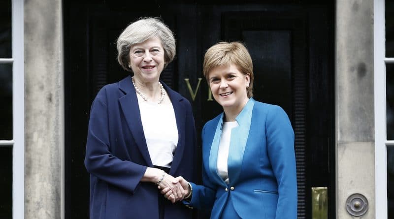 Политика: "Никакого второго референдума до Brexit". Тереза Мэй едет в Шотландию