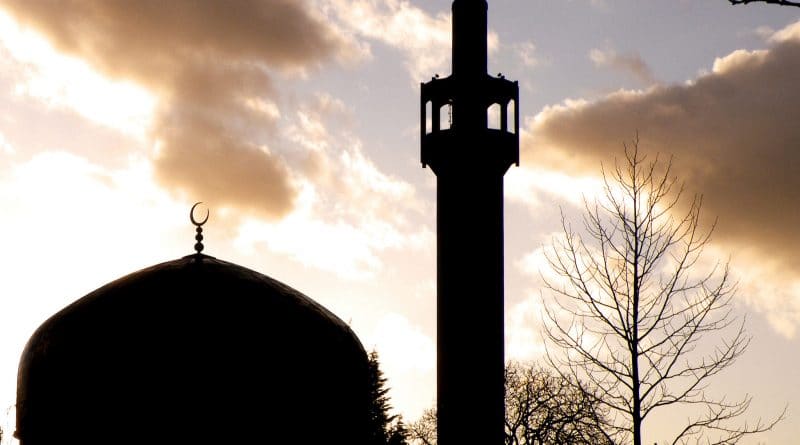 Закон и право: Имамов заставят читать молитвы на английском