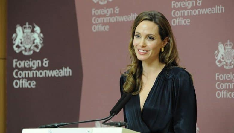 Знаменитости: Анджелина Джоли провела лекцию в Лондонской школе экономики и политических наук