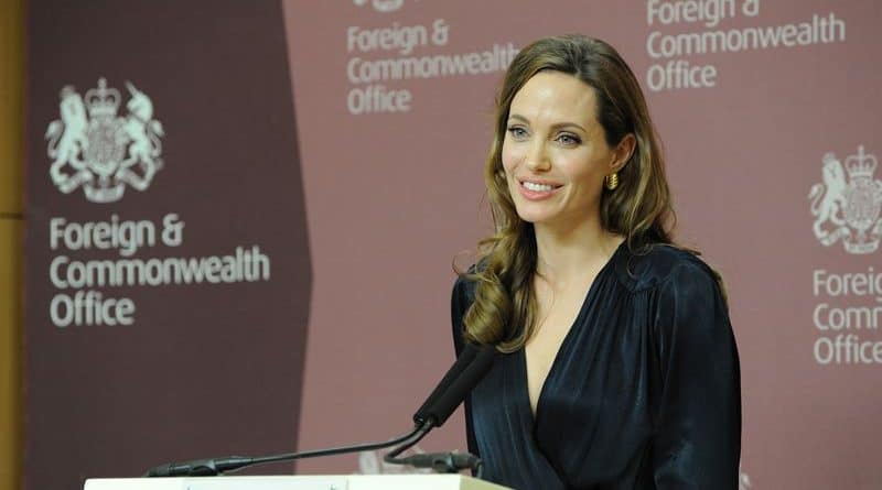 Анджелина Джоли провела лекцию в Лондонской школе экономики и политических наук 14032017 Знаменитости: Анджелина Джоли провела лекцию в Лондонской школе экономики и политических наук