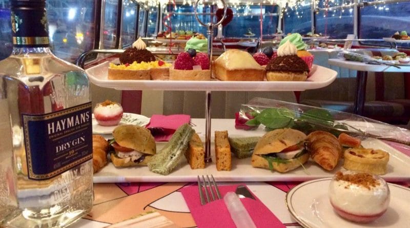 Досуг: Послеобеденный чай и коктейли с джином в винтажном Routemaster