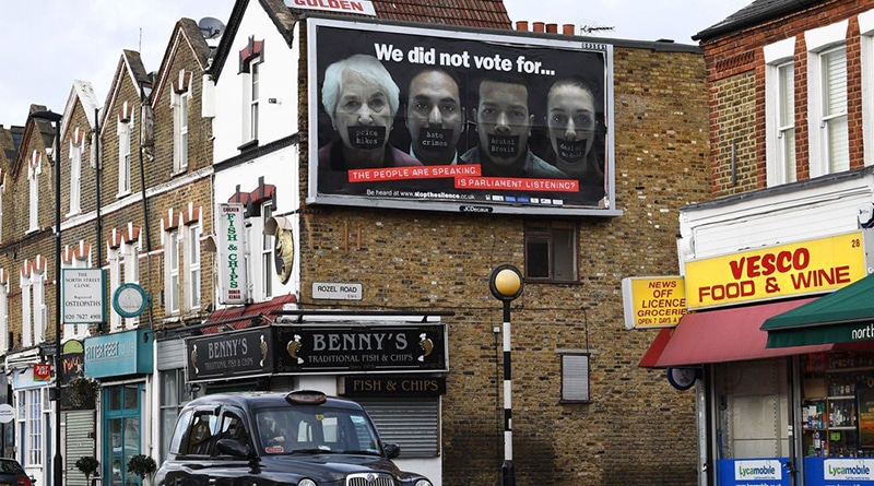 Общество: По всей Великобритании размещают билборды против жесткого Брексита