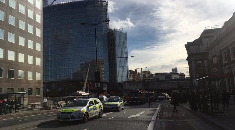 London Bridge эвакуирован из-за информации о найденной бомбе 07032017 Происшествия: London Bridge эвакуирован из-за информации о найденной бомбе