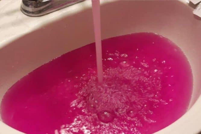 В мире: В одном из канадских городов из кранов потекла розовая вода