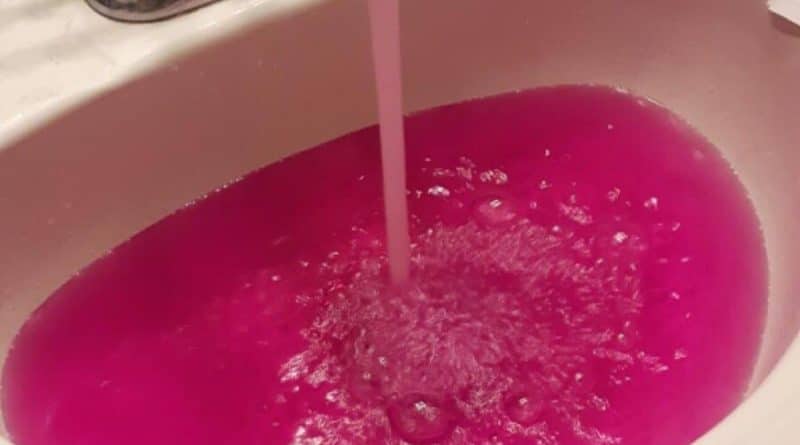 В одном из канадских городов из кранов потекла розовая вода 08032017 В мире: В одном из канадских городов из кранов потекла розовая вода