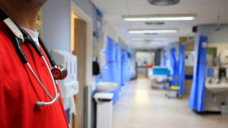 Общество: Рекордное число медперсонала из ЕС уходит с работы в NHS
