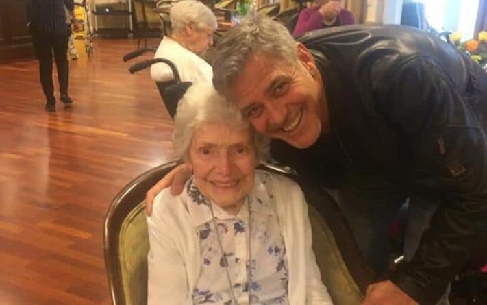 Знаменитости: Джордж Клуни неожиданно посетил 87-летнюю поклонницу