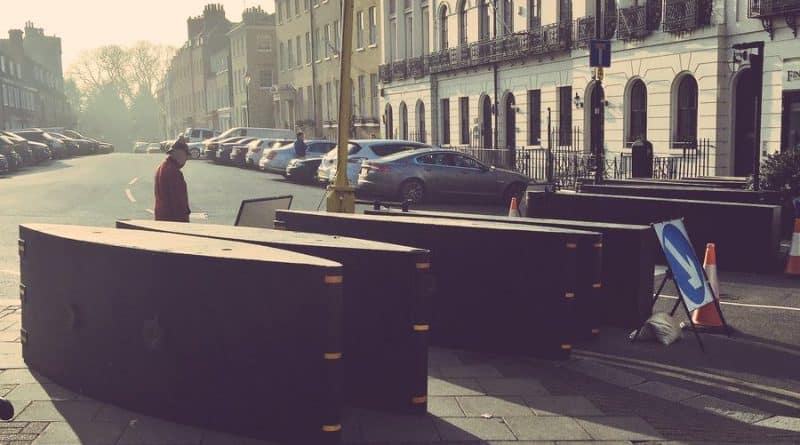 Вокруг Виндзорского дворца воздвигнуты дополнительные защитные барьеры 28032017 Популярное: Вокруг Виндзорского дворца воздвигнуты дополнительные защитные барьеры