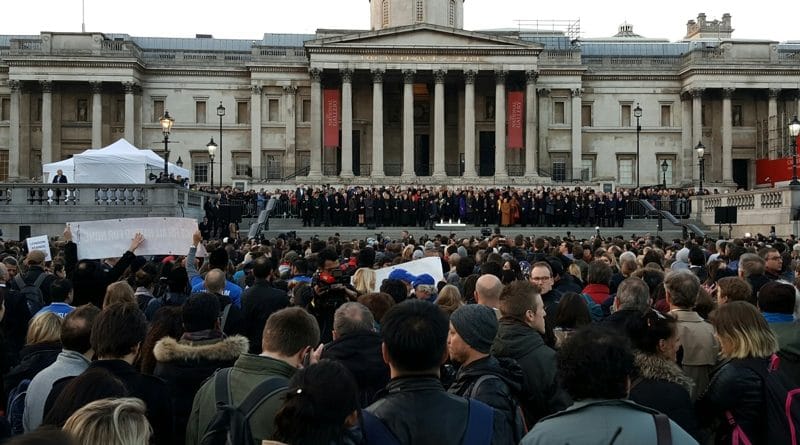 Тысячи лондонцев пришли на Trafalgar Square почтить память жертв террористической атаки 23032017 Общество: Тысячи лондонцев пришли на Trafalgar Square почтить память жертв террористической атаки