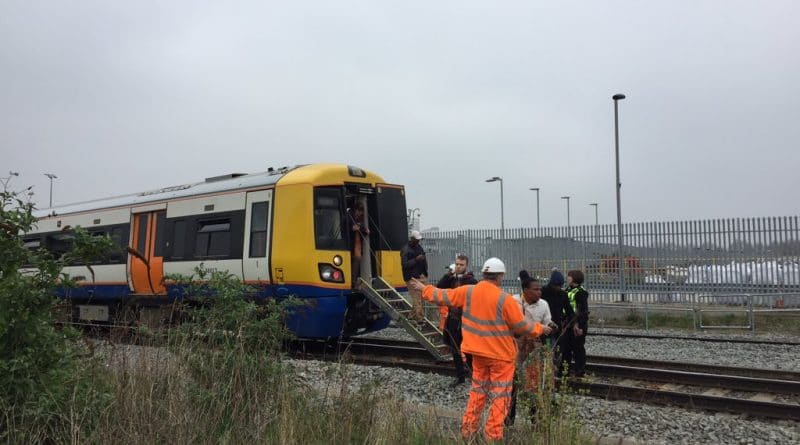 Несколько поездов надземки оказались в ловушке из-за перебоев в электроснабжении 24032017 Происшествия: Несколько поездов надземки оказались в ловушке из-за перебоев в электроснабжении