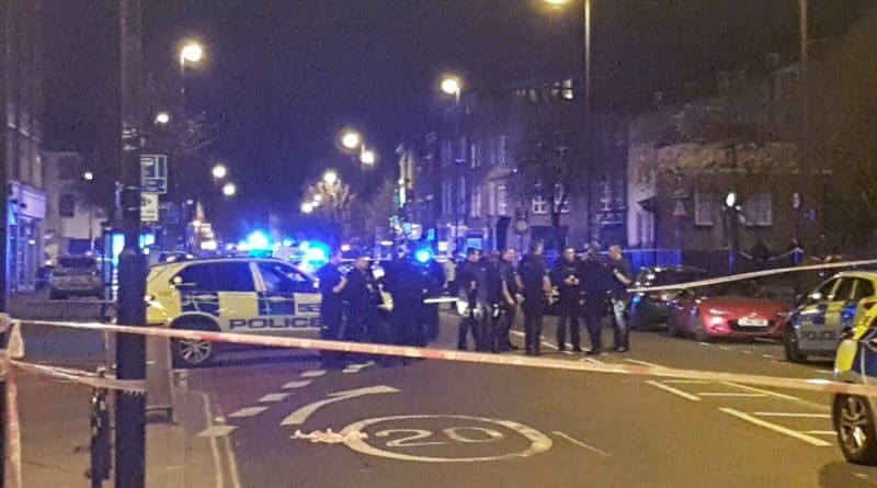 Автомобиль въехал в толпу людей на Айлингтон стрит 26032017 Происшествия: Автомобиль въехал в толпу людей на Айлингтон стрит