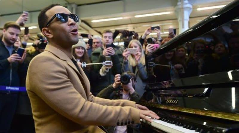 Знаменитости: Джон Ледженд выступил на станции St Pancras