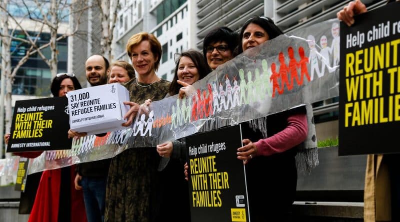 Общество: Благотворительные организации создали огромную гирлянду для привлечения внимания к проблемам детей-беженцев