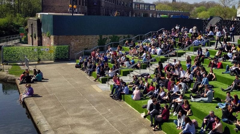 «Травяные» ступеньки вернулись в King's Cross 08042017 Досуг: «Травяные» ступеньки вернулись в King's Cross