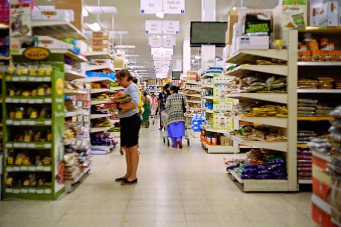 Бизнес и финансы: Семьи тратят на 21 фунт больше на продукты из-за инфляции