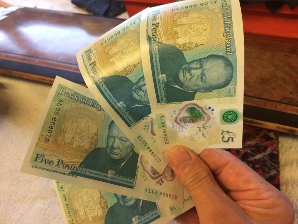 Бизнес и финансы: На новой 5-фунтовой банкноте обнаружили грамматическую ошибку