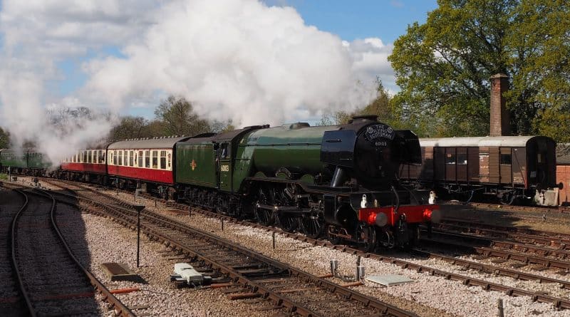 Уникальная встреча поездов из разных эпох 23042017 Технологии: Уникальная встреча поездов из разных эпох