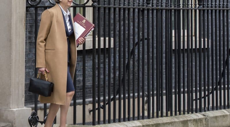 Политика: Мэй запрещала рассказывать о позитивном вкладе иммиграции в экономику Британии