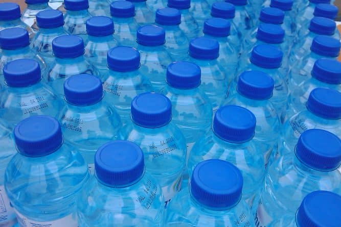 Бизнес и финансы: Правительство повысит цены на напитки в пластиковых бутылках