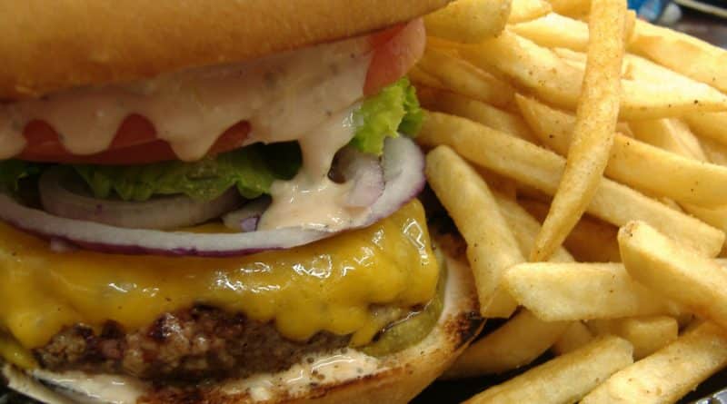 Лайфхаки и советы: Сегодня вечером сеть фастфудов Patty & Bun раздадут 50 бесплатных бургеров в честь запуска новой футболки