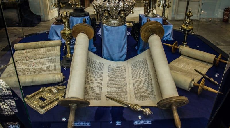 Происшествия: Пара украденных свитков Торы найдена брошенной у обочины