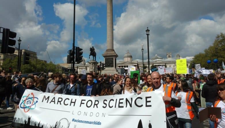 Общество: Питер Капальди присоединился к March for Science, который прошел в Лондоне