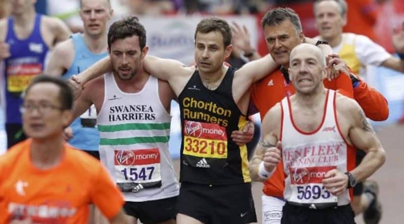 Общество: Участник марафона помог другому добраться до финишной черты