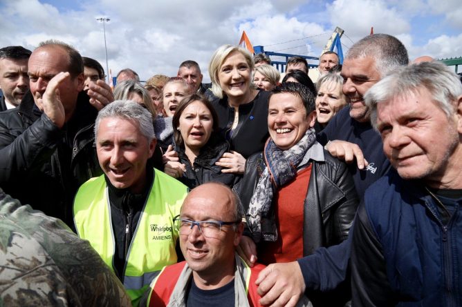 В мире: Выборы во Франции: Ле Пен собирает голоса. Макрон - теряет